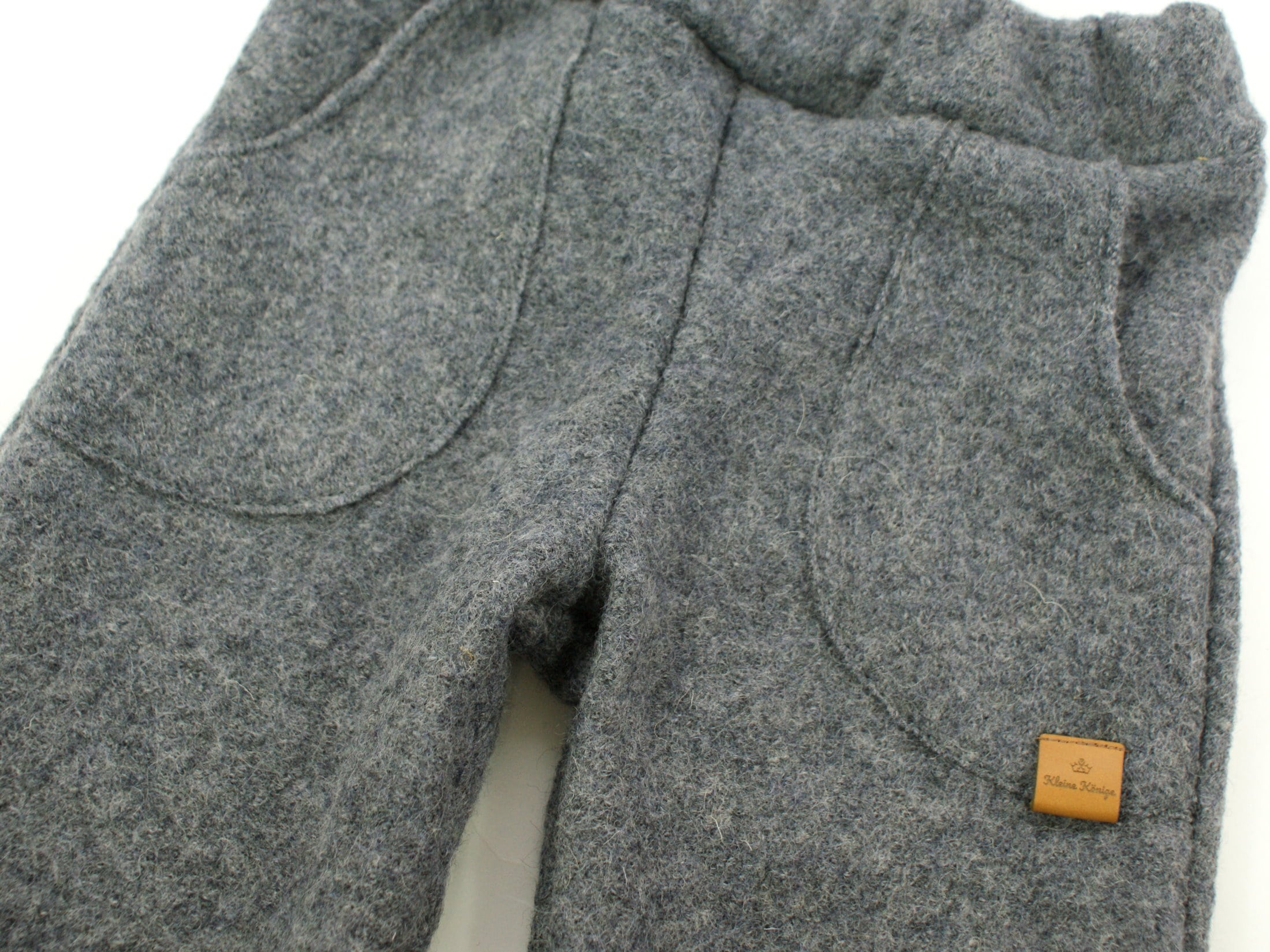 Kinderhose aus Wollwalk in Grau mit Gummizug und Taschen