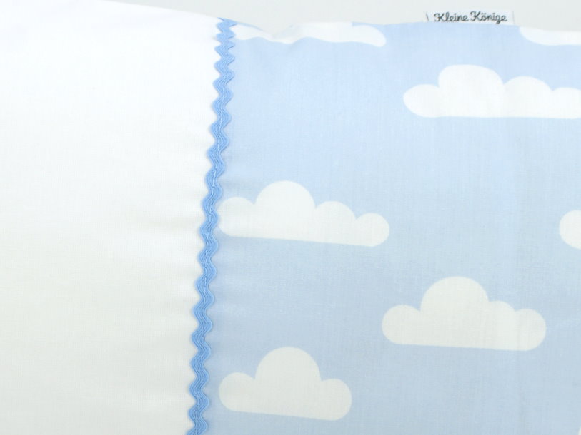 Namenskissen "Wolken" hellblau Kissen mit Namen bestickt