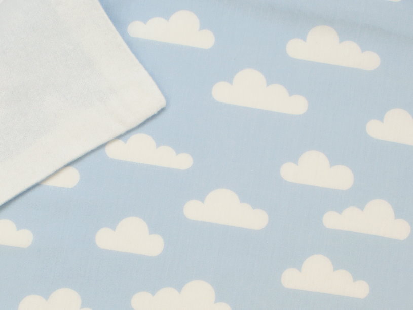 Babydecke "Wolken" hellblau mit Namen bestickt